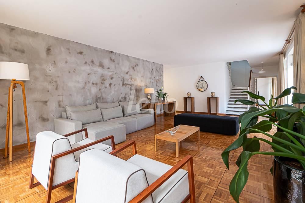 LIVING de Casa à venda, sobrado com 1182 m², 5 quartos e 7 vagas em Jardim Das Bandeiras - São Paulo