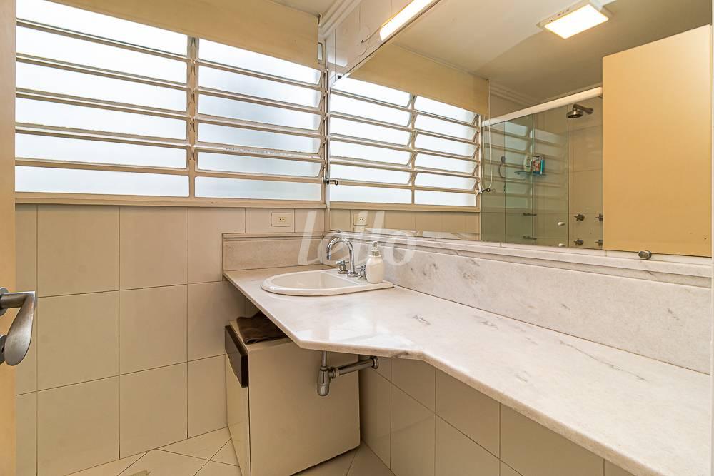 WC SUÍTE de Casa à venda, sobrado com 1182 m², 5 quartos e 7 vagas em Jardim Das Bandeiras - São Paulo