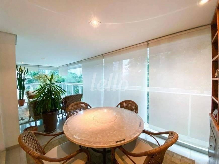 SALA de Apartamento para alugar, Padrão com 201 m², 3 quartos e 3 vagas em Itaim Bibi - São Paulo