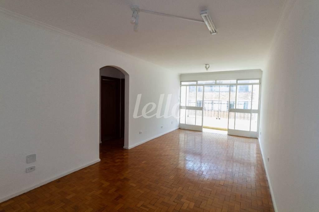 SALA de Apartamento para alugar, Padrão com 70 m², 2 quartos e 1 vaga em Cerqueira César - São Paulo