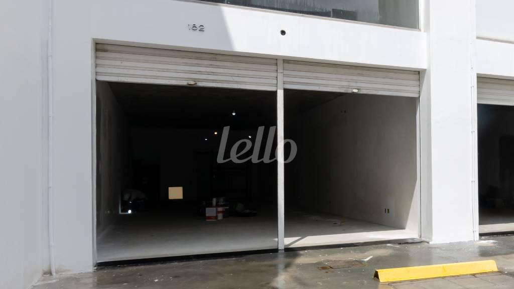 FACHADA de Loja para alugar, Padrão com 166 m², e 4 vagas em Campo Belo - São Paulo