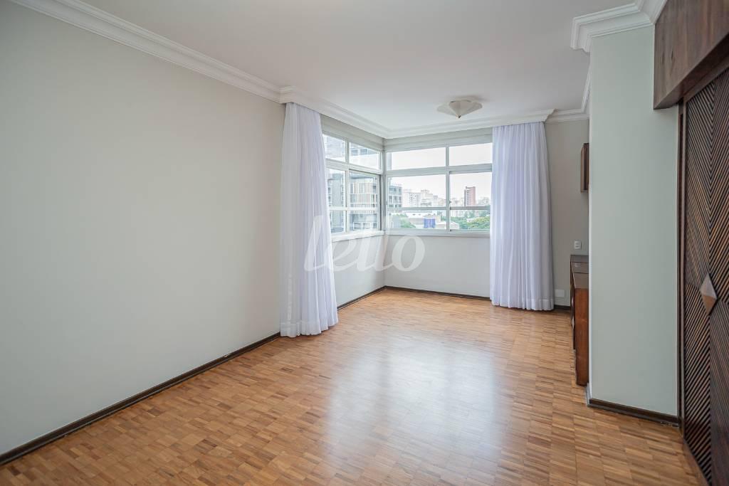 SALA de Apartamento à venda, Padrão com 212 m², 4 quartos e 2 vagas em Cerqueira César - São Paulo