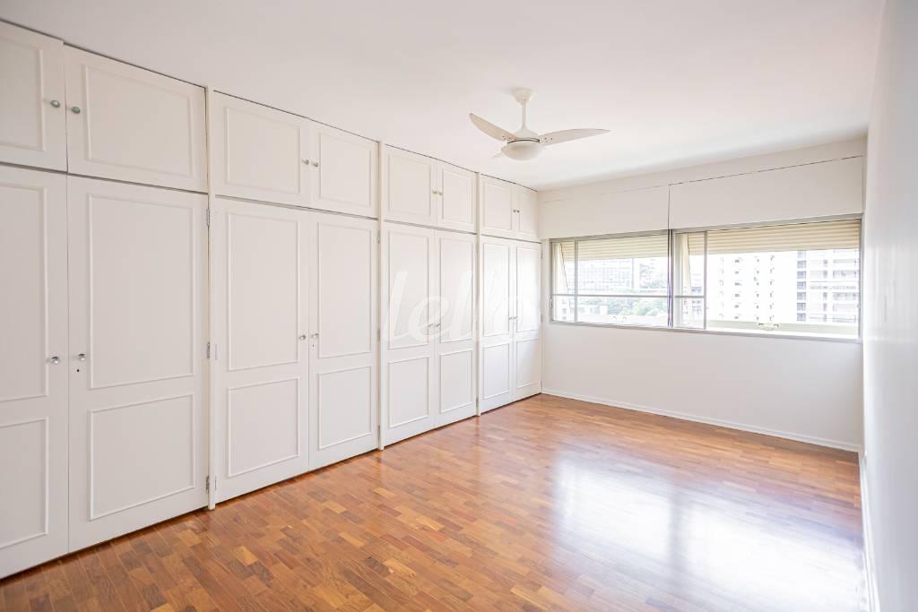 SUITE de Apartamento à venda, Padrão com 212 m², 4 quartos e 2 vagas em Cerqueira César - São Paulo