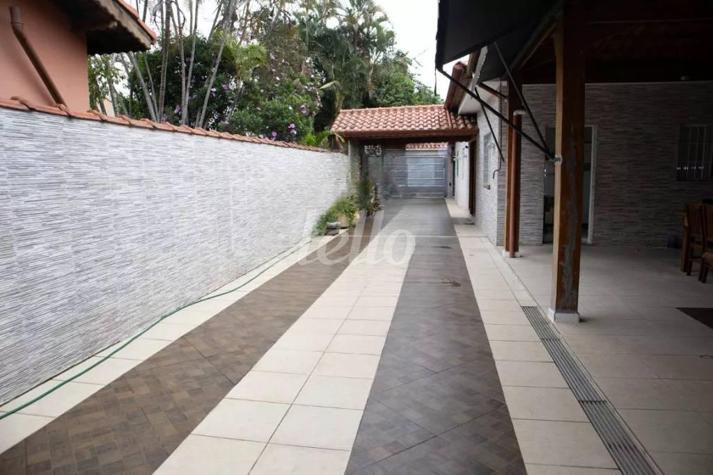 QUINTAL LATERAL de Casa à venda, térrea com 400 m², 6 quartos e 8 vagas em Vila Nilo - São Paulo