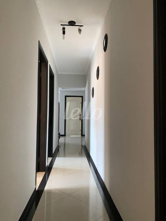 CORREDOR de Casa à venda, assobradada com 383 m², 3 quartos e 4 vagas em Cerâmica - São Caetano do Sul