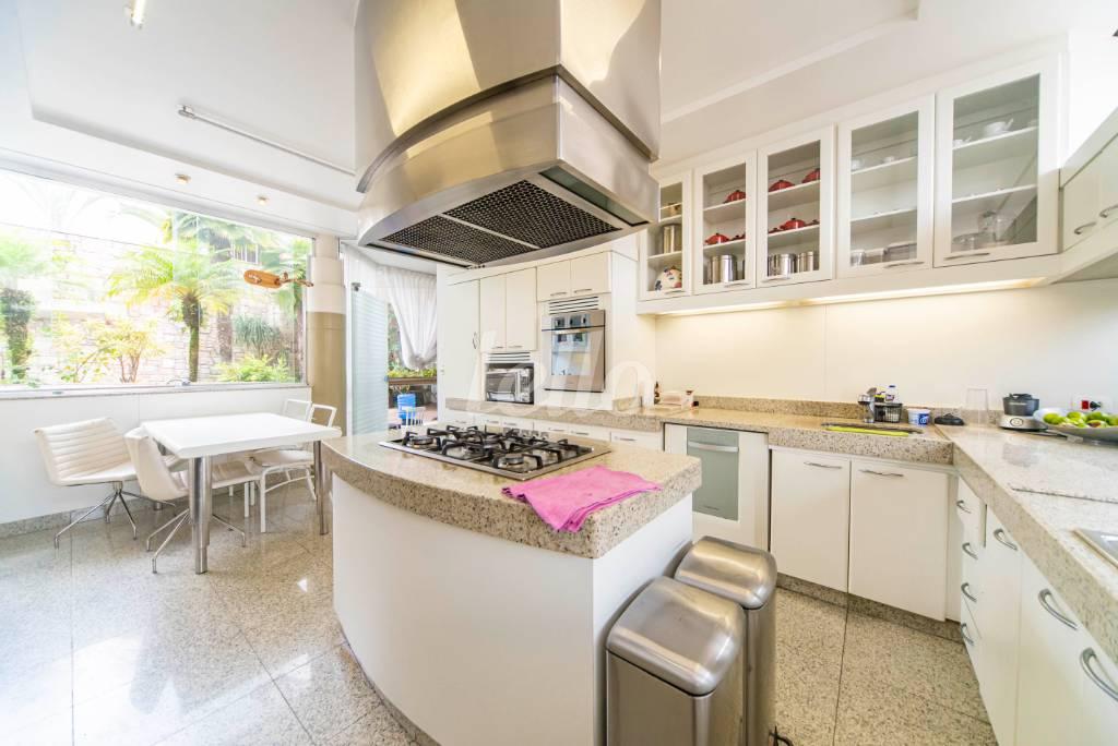 COZINHA de Casa à venda, em condomínio - sobrado com 783 m², 4 quartos e 5 vagas em Vila Lusitânia - São Bernardo do Campo