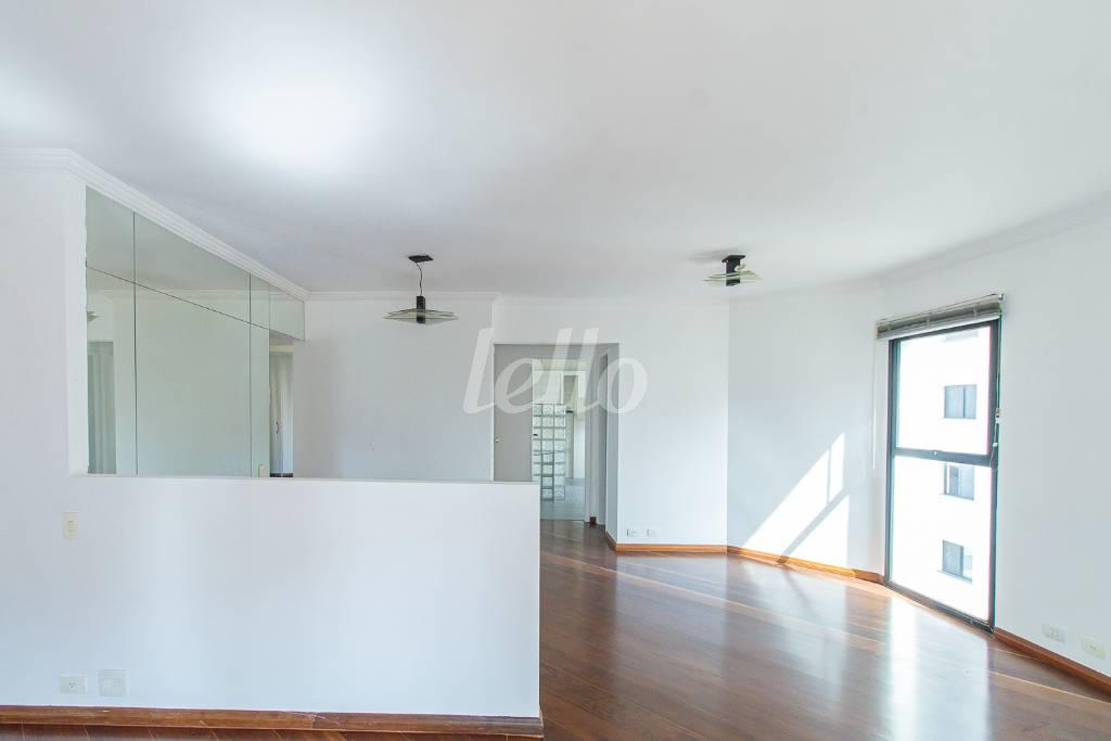 SALA de Apartamento para alugar, Padrão com 100 m², 2 quartos e 1 vaga em Indianópolis - São Paulo