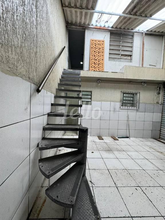 ÁREA DE EXTERNA de Galpão/Armazém para alugar, Padrão com 313 m², e em Quinta da Paineira - São Paulo