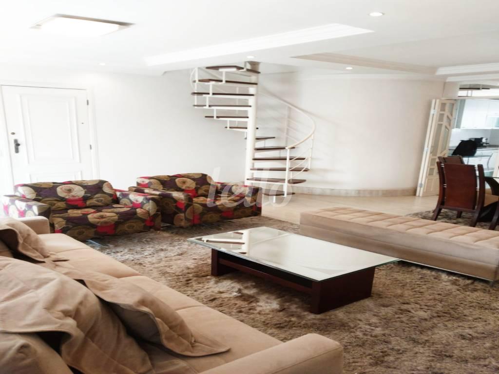 LIVING de Apartamento à venda, cobertura - Padrão com 230 m², 3 quartos e 2 vagas em Brooklin Novo - São Paulo