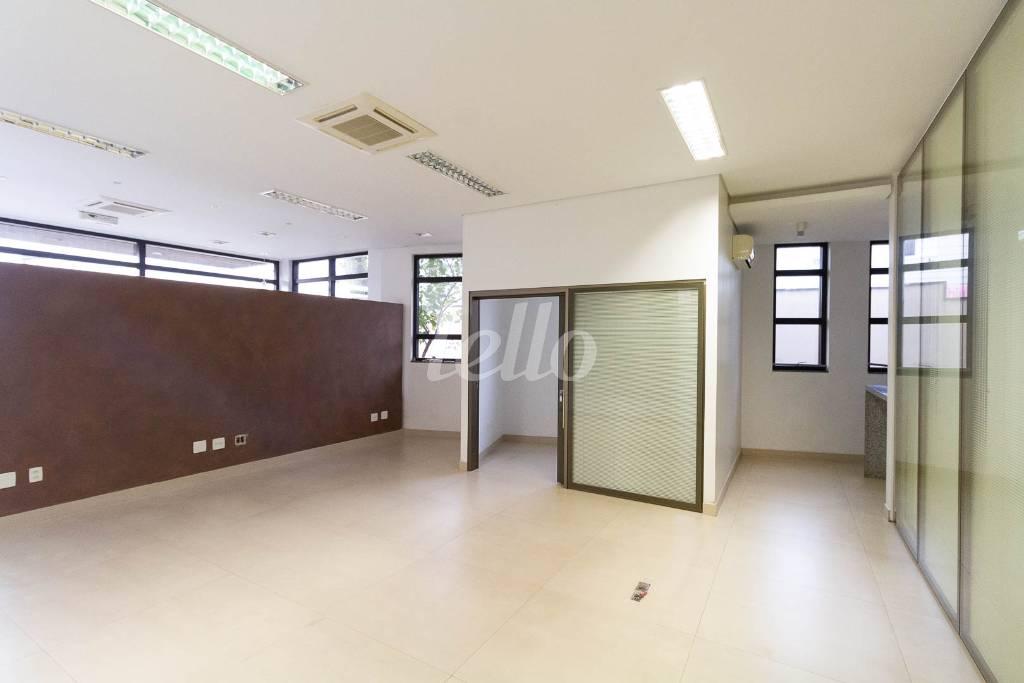 SALA de Prédio Comercial para alugar, Monousuário com 320 m², e 10 vagas em Vila Liviero - São Paulo