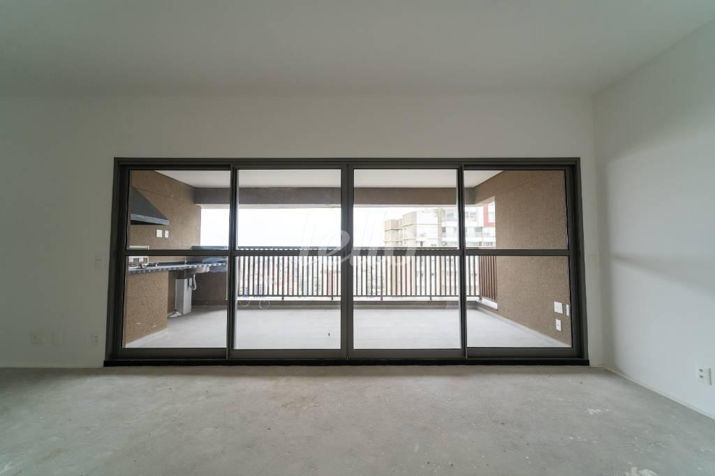 LIVING de Apartamento à venda, Padrão com 132 m², 4 quartos e 2 vagas em Vila Gumercindo - São Paulo