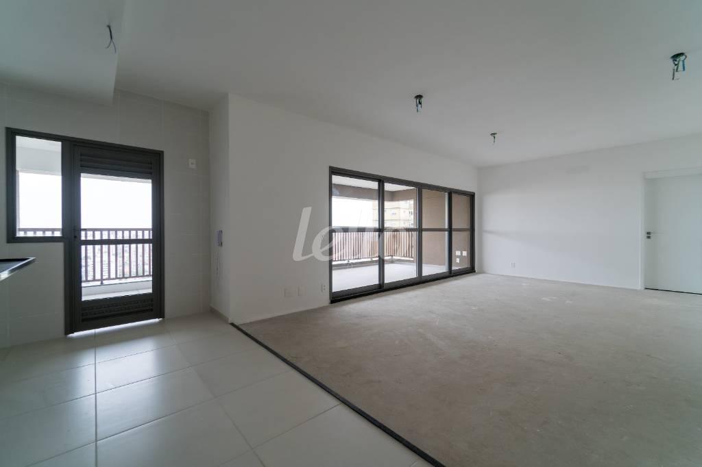 LIVING de Apartamento à venda, Padrão com 132 m², 4 quartos e 2 vagas em Vila Gumercindo - São Paulo
