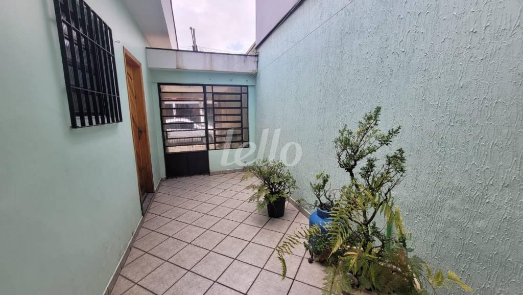 ENTRADA LATERAL de Casa à venda, térrea com 124 m², 2 quartos e 3 vagas em Parque Sevilha - São Paulo