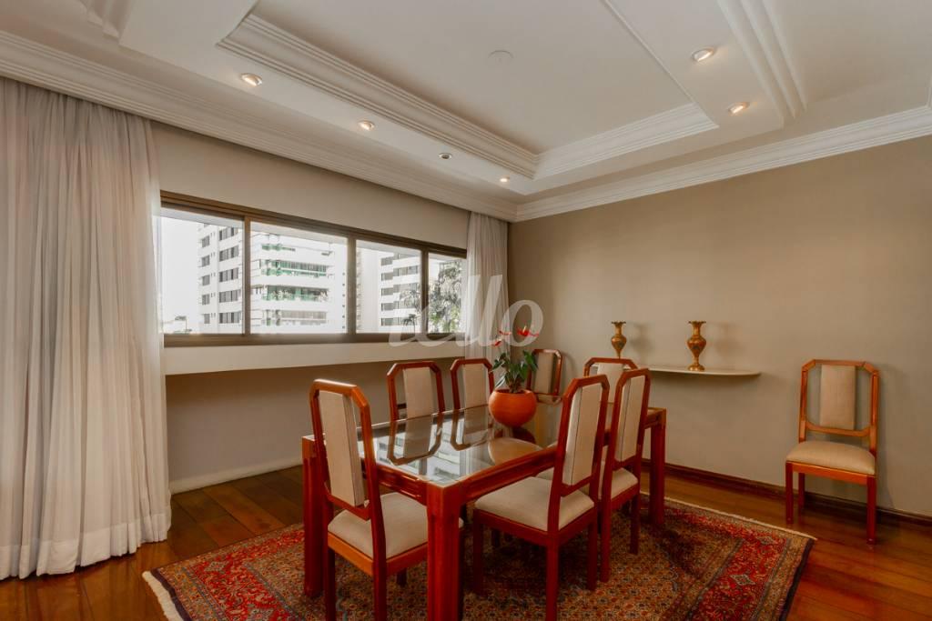 SALA 3 de Apartamento para alugar, Padrão com 290 m², 3 quartos e 4 vagas em Aclimação - São Paulo