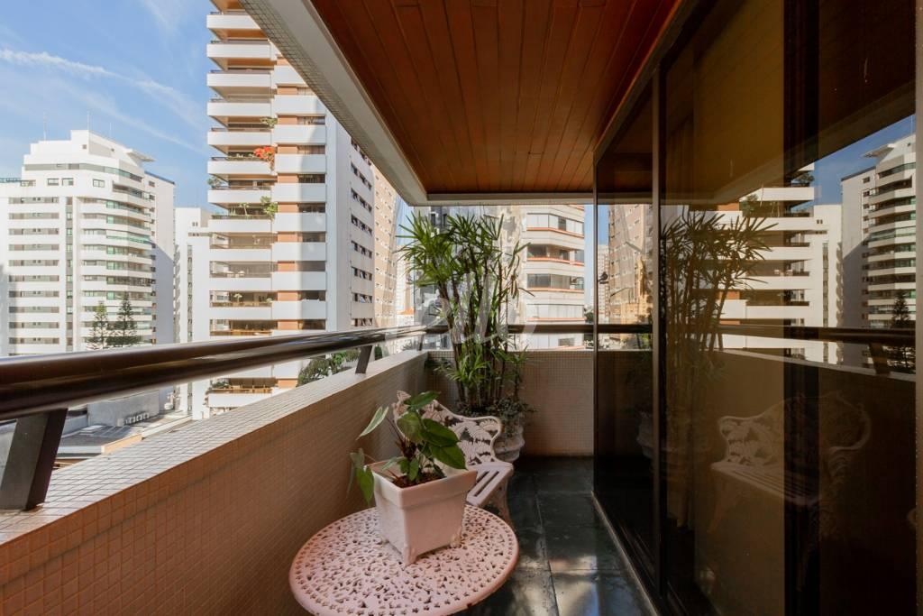 VARANDA SALA 1 de Apartamento para alugar, Padrão com 290 m², 3 quartos e 4 vagas em Aclimação - São Paulo