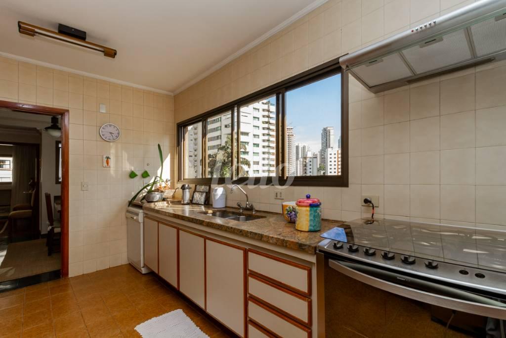 COZINHA de Apartamento para alugar, Padrão com 290 m², 3 quartos e 4 vagas em Aclimação - São Paulo