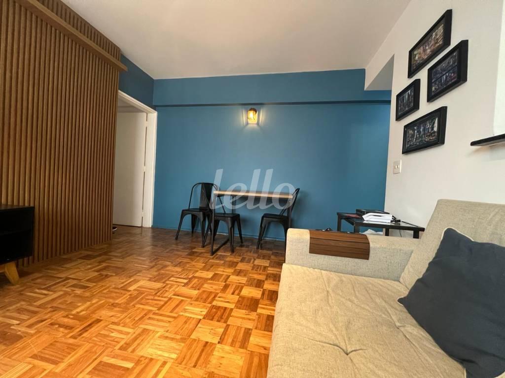 SALA de Apartamento à venda, Padrão com 70 m², 2 quartos e 1 vaga em Jardins - São Paulo