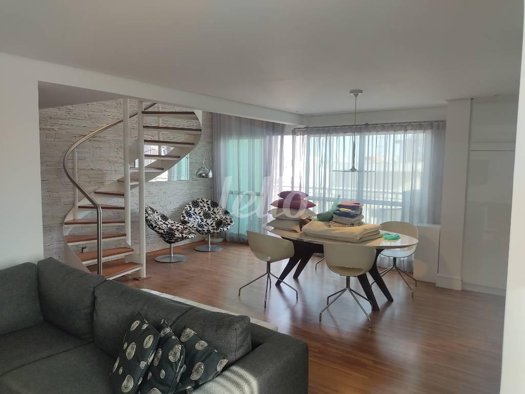 SALA de Apartamento para alugar, Duplex com 104 m², 1 quarto e 2 vagas em Vila Nova Conceição - São Paulo