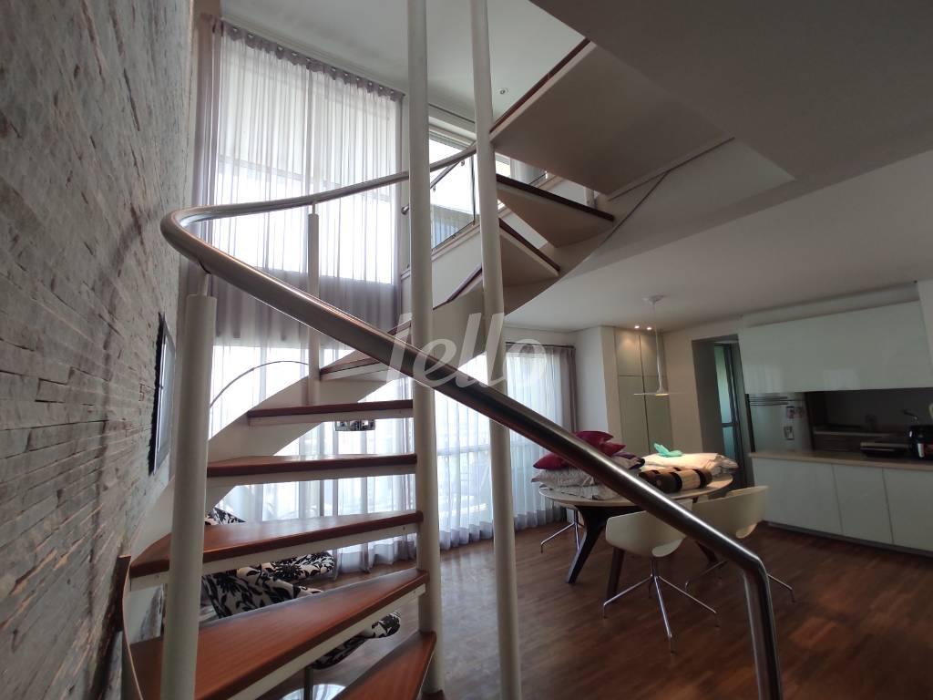 ESCADA de Apartamento para alugar, Duplex com 104 m², 1 quarto e 2 vagas em Vila Nova Conceição - São Paulo