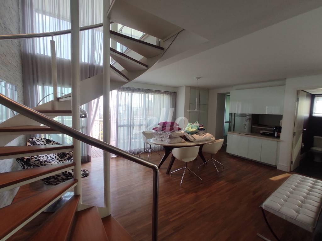 SALA de Apartamento para alugar, Duplex com 104 m², 1 quarto e 2 vagas em Vila Nova Conceição - São Paulo