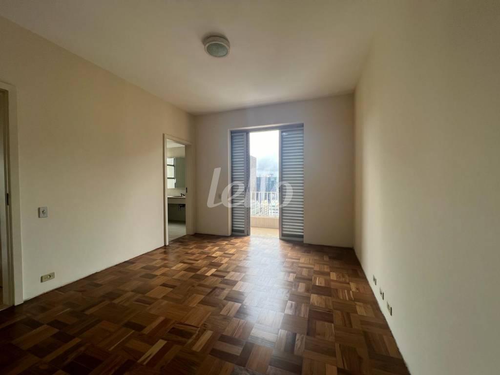 SUÍTE COM TERRAÇO de Apartamento à venda, Padrão com 420 m², 4 quartos e 1 vaga em Bela Vista - São Paulo