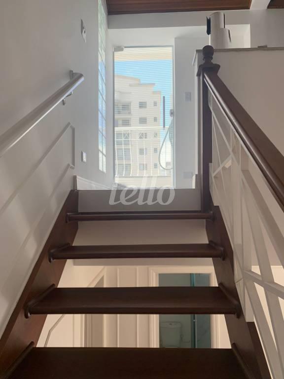 ESCADA de Apartamento à venda, cobertura - Padrão com 120 m², 3 quartos e 2 vagas em Jardim - Santo André