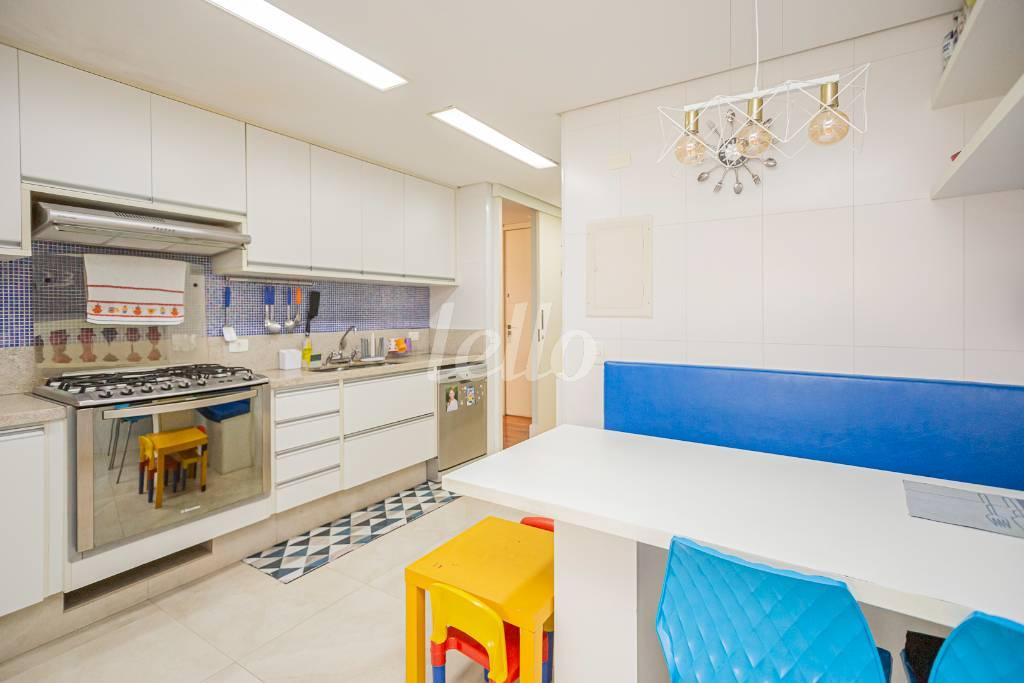 COZINHA de Apartamento para alugar, Padrão com 130 m², 3 quartos e 2 vagas em Itaim Bibi - São Paulo