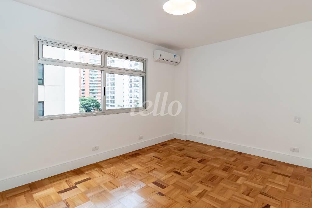 DORMITÓRIO de Apartamento à venda, Padrão com 181 m², 3 quartos e 3 vagas em Jardim Paulista - São Paulo