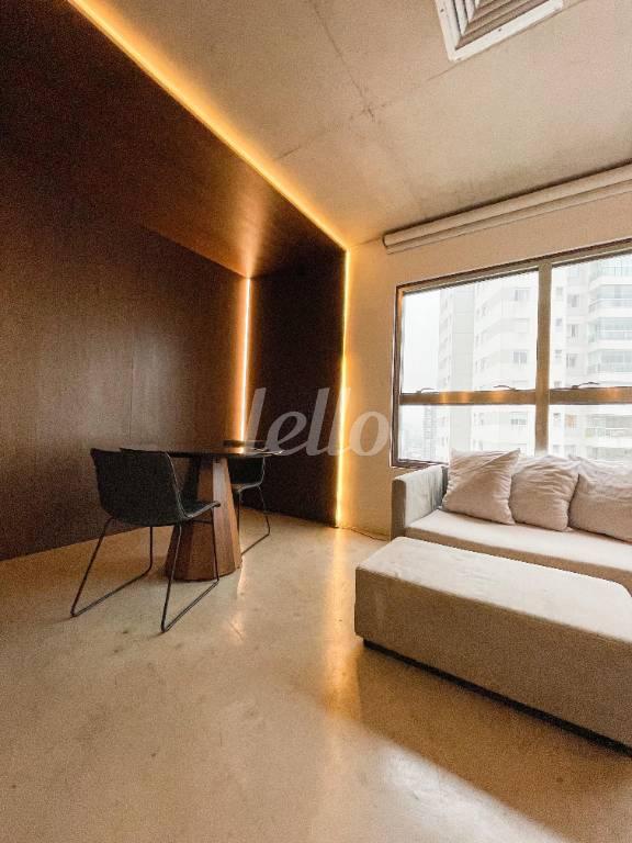 LIVING de Apartamento à venda, Padrão com 70 m², 1 quarto e 1 vaga em Jardim Das Acácias - São Paulo