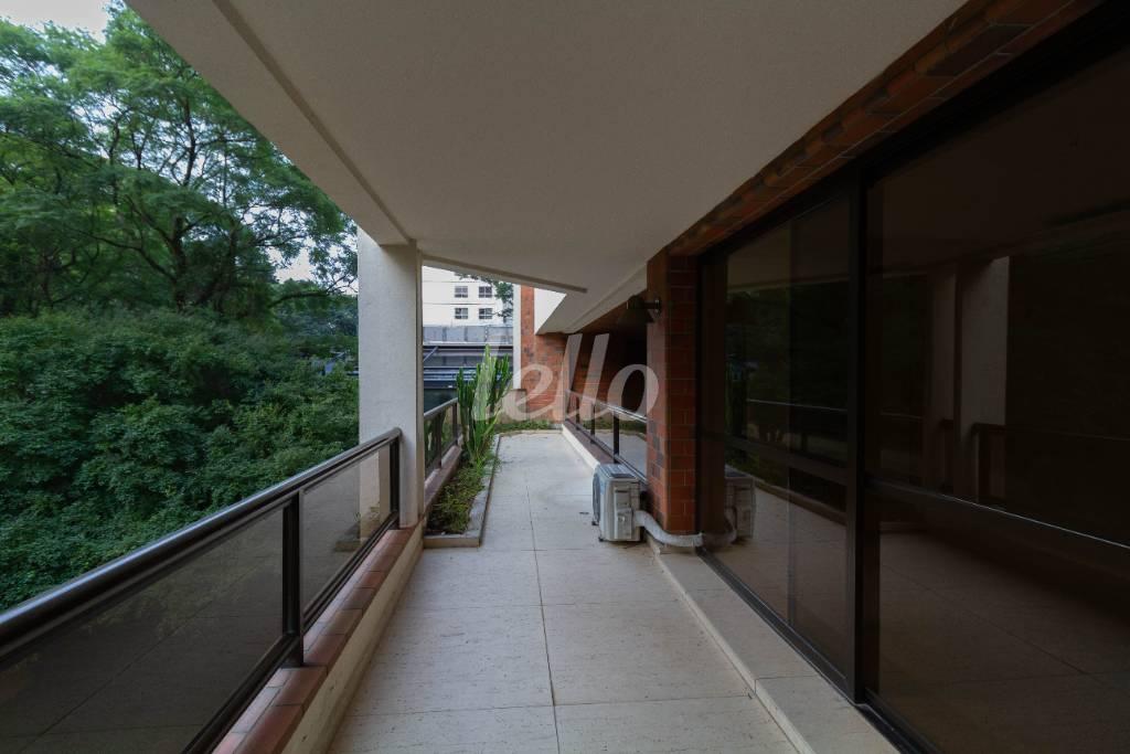 SACADA SALA 1 INFERIOR de Apartamento para alugar, Padrão com 284 m², 3 quartos e 4 vagas em Jardim Europa - São Paulo