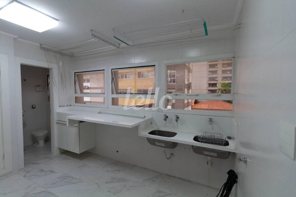 ÁREA DE SERVIÇO de Apartamento para alugar, Padrão com 284 m², 3 quartos e 4 vagas em Jardim Europa - São Paulo