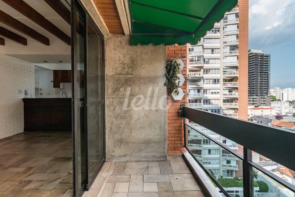 VARANDA de Apartamento para alugar, Duplex com 100 m², 2 quartos e 2 vagas em Pinheiros - São Paulo