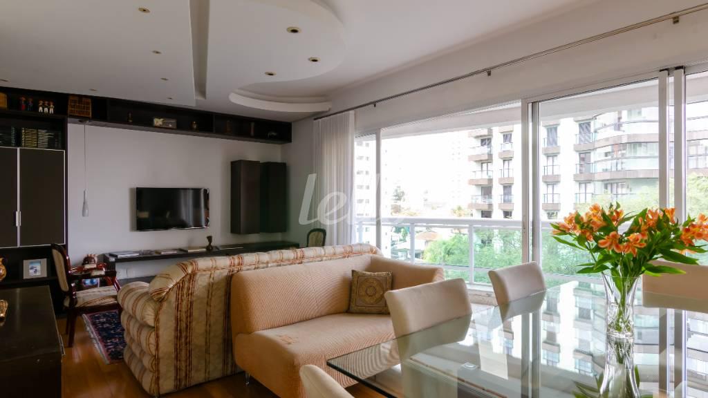 SALA de Apartamento à venda, Padrão com 105 m², 2 quartos e 2 vagas em Indianópolis - São Paulo