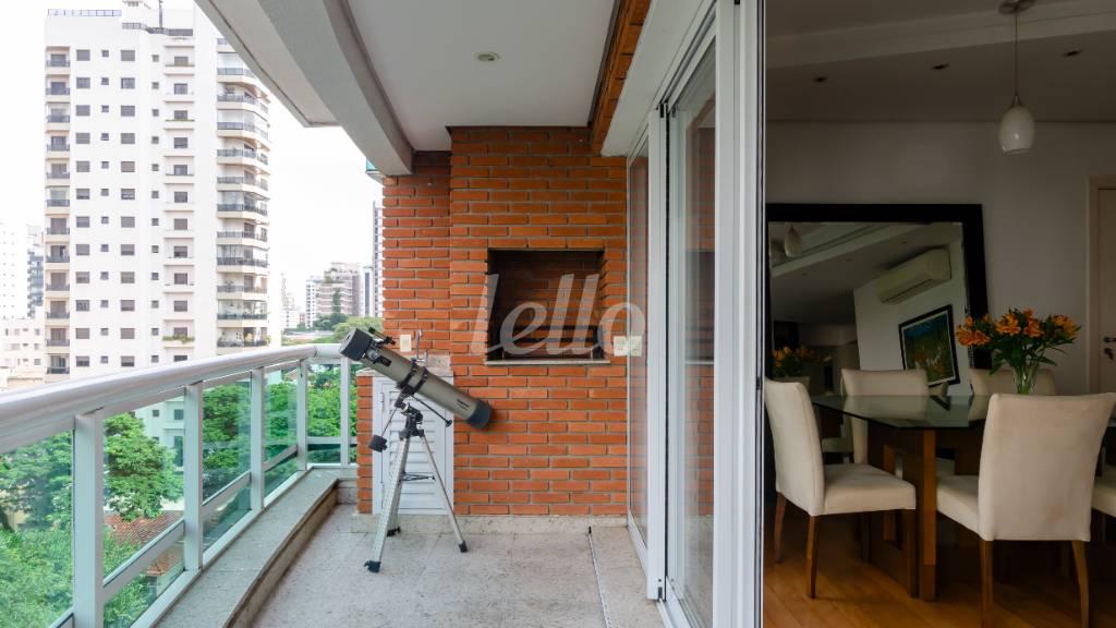 VARANDA GOURMET de Apartamento à venda, Padrão com 105 m², 2 quartos e 2 vagas em Indianópolis - São Paulo