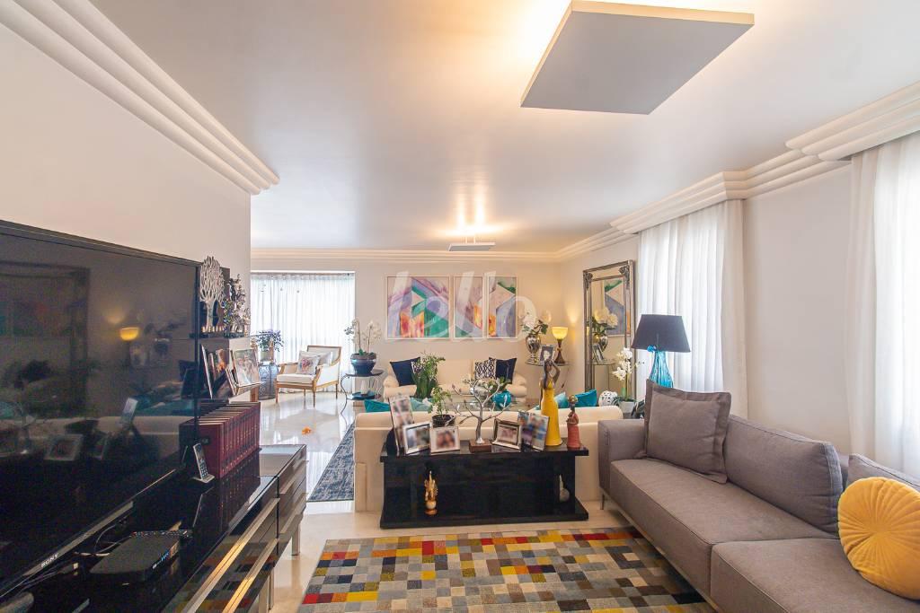 SALA de Apartamento para alugar, Padrão com 200 m², 3 quartos e 2 vagas em Itaim Bibi - São Paulo