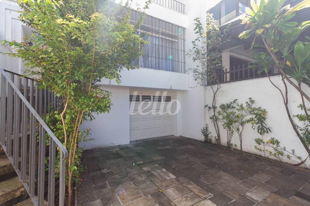 FACHADA de Casa para alugar, sobrado com 283 m², e 3 vagas em Vila Mariana - São Paulo