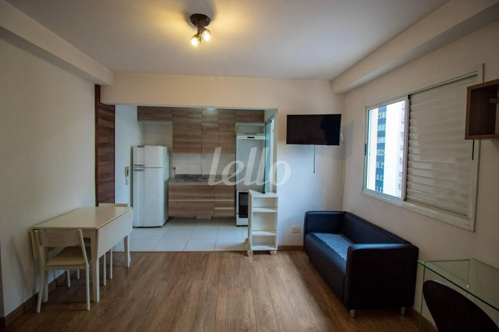 SALA de Apartamento para alugar, Padrão com 29 m², 1 quarto e 1 vaga em Vila Olímpia - São Paulo