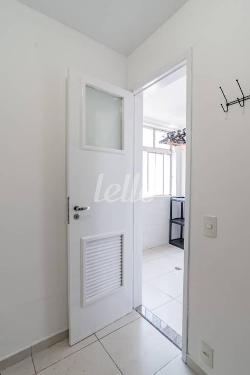 BANHEIRO DE SERVIÇO de Apartamento para alugar, Padrão com 98 m², 3 quartos e 1 vaga em Itaim Bibi - São Paulo
