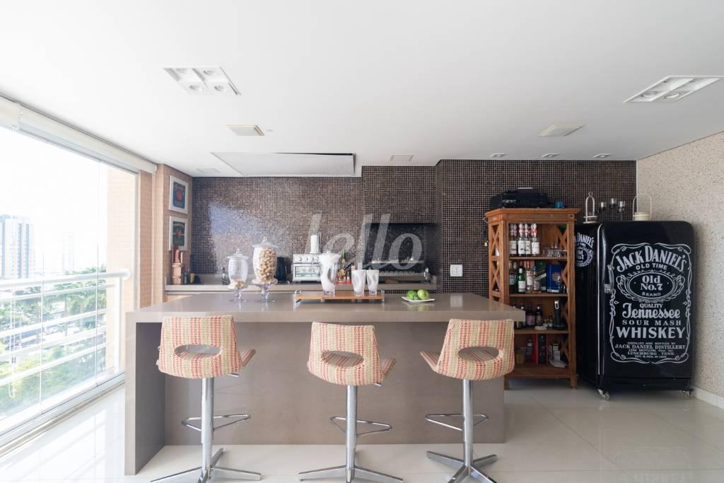 VARANDA de Apartamento à venda, Padrão com 224 m², 4 quartos e 4 vagas em Vila Gomes Cardim - São Paulo