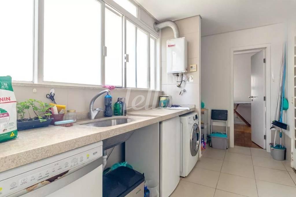 ÁREA DE SERVIÇO de Apartamento para alugar, Padrão com 220 m², 3 quartos e 2 vagas em Higienópolis - São Paulo