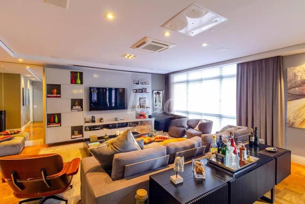 SALA 2 AMBIENTES de Apartamento para alugar, Padrão com 220 m², 3 quartos e 2 vagas em Higienópolis - São Paulo