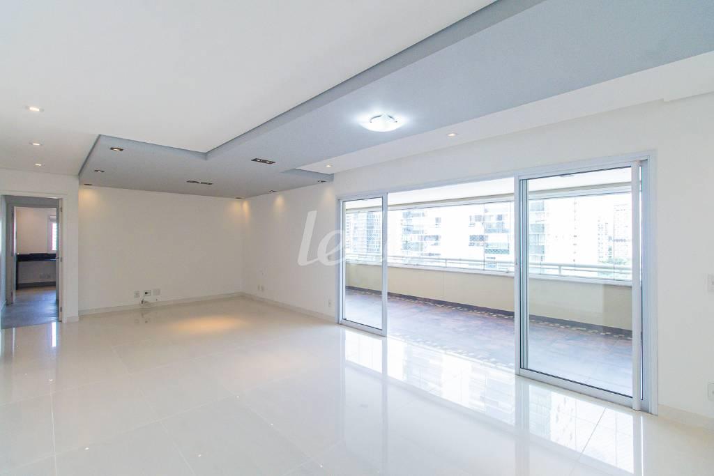 SALA de Apartamento para alugar, Padrão com 147 m², 3 quartos e 2 vagas em Vila Gertrudes - São Paulo