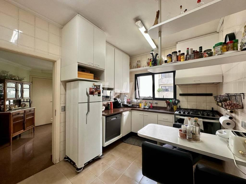 COZINHA de Apartamento à venda, Padrão com 210 m², 3 quartos e 3 vagas em Vila Uberabinha - São Paulo