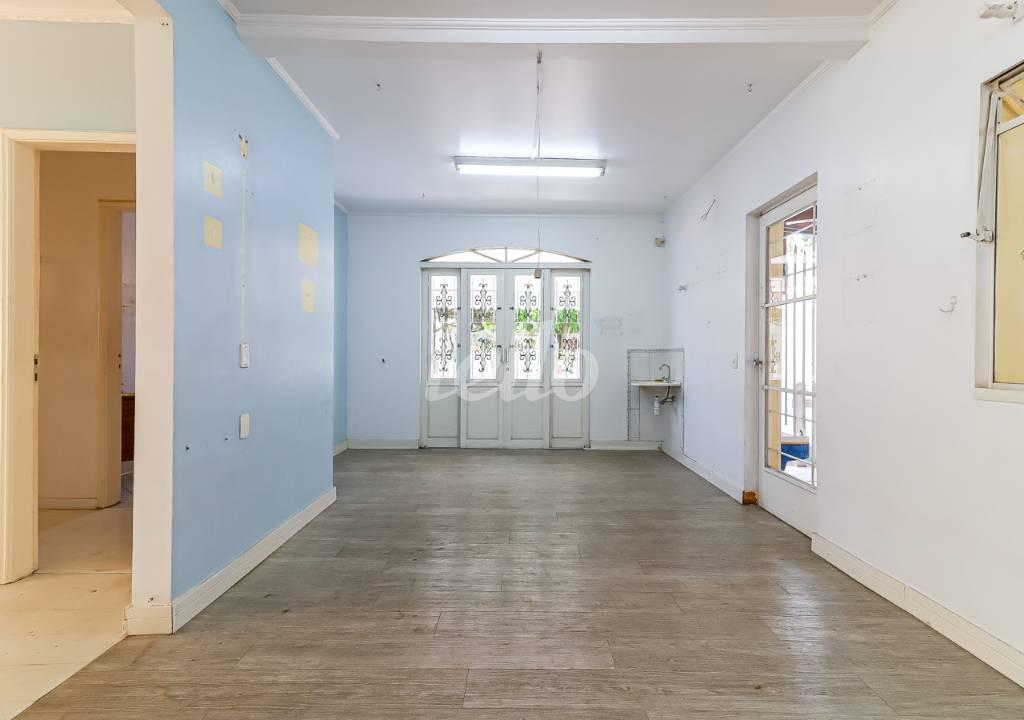 SALA de Casa para alugar, sobrado com 343 m², e 5 vagas em Vila Progredior - São Paulo