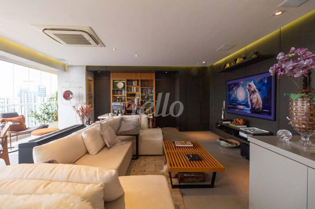 SALA de Apartamento à venda, Padrão com 108 m², 2 quartos e 2 vagas em Itaim Bibi - São Paulo