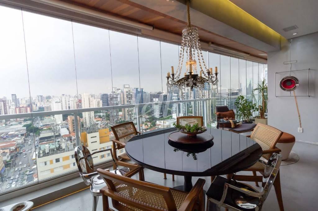VARANDA GOURMET de Apartamento à venda, Padrão com 108 m², 2 quartos e 2 vagas em Itaim Bibi - São Paulo