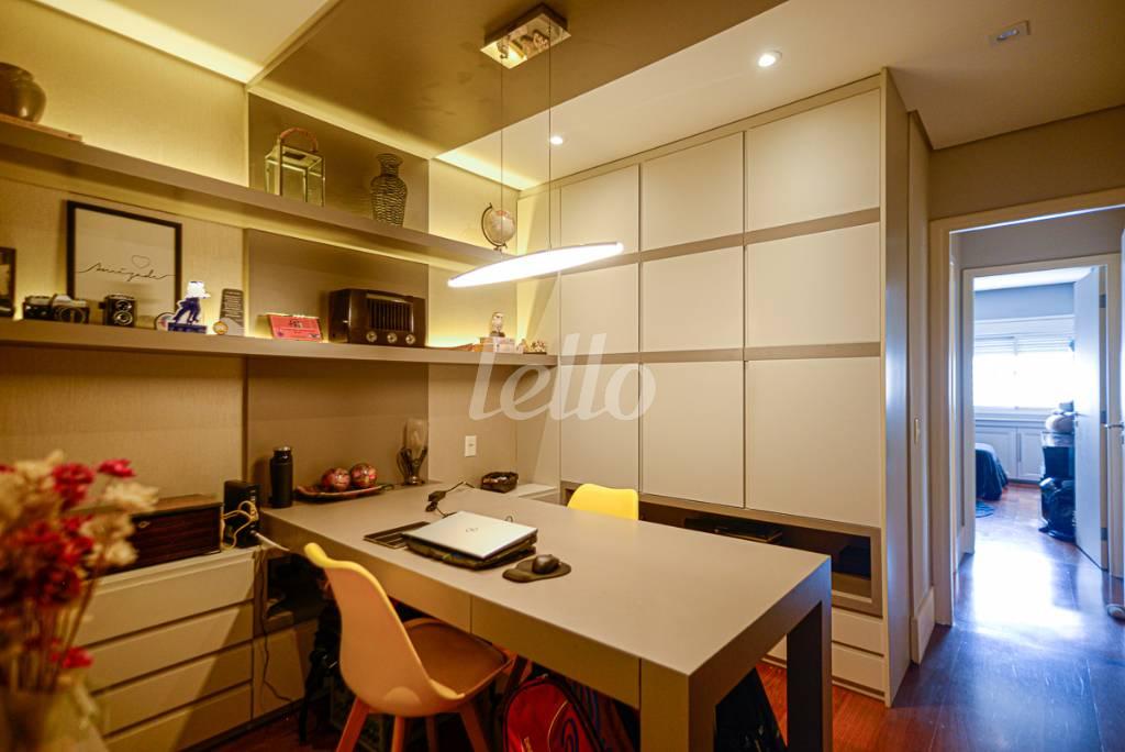 ESCRITÓRIO de Apartamento à venda, Padrão com 228 m², 4 quartos e 4 vagas em Planalto Paulista - São Paulo