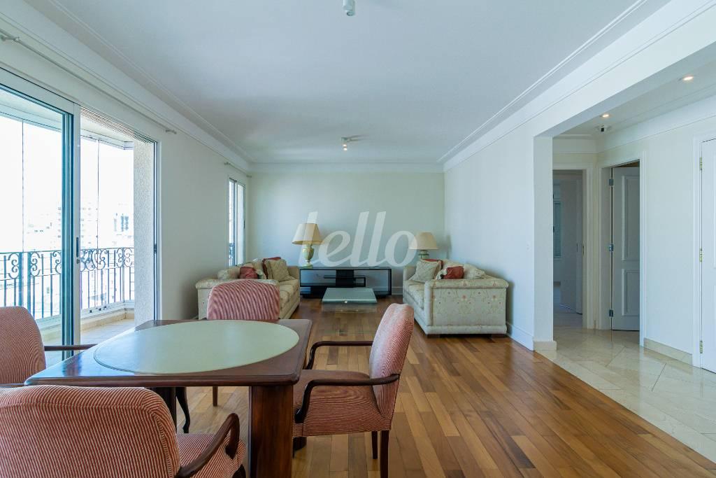 SALA de Apartamento à venda, Padrão com 204 m², 3 quartos e 4 vagas em Cerqueira César - São Paulo
