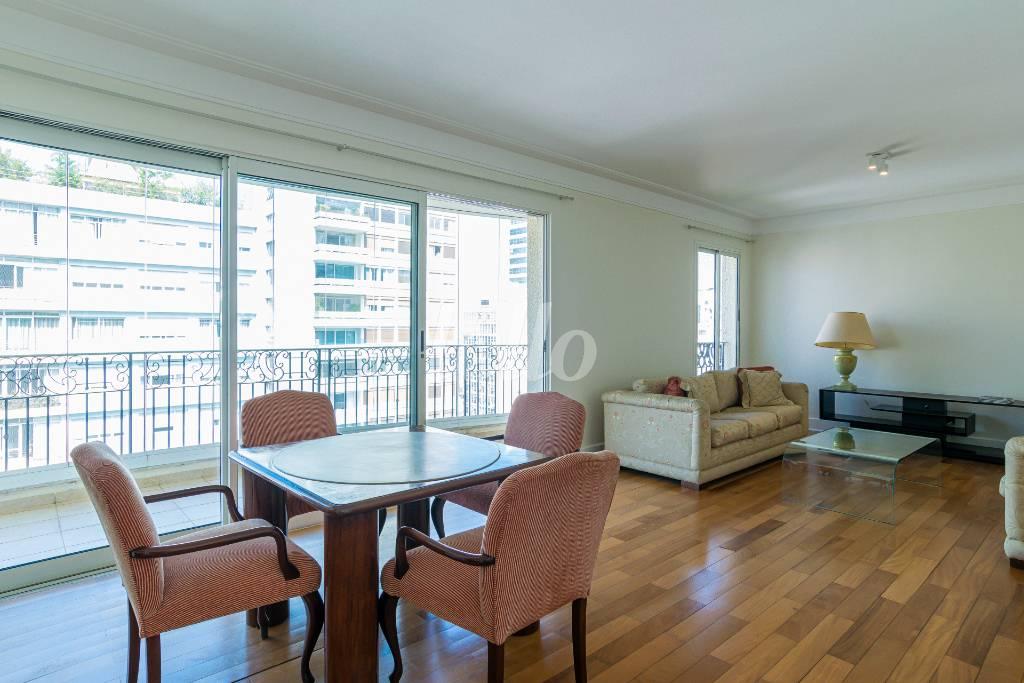 SALA de Apartamento à venda, Padrão com 204 m², 3 quartos e 4 vagas em Cerqueira César - São Paulo