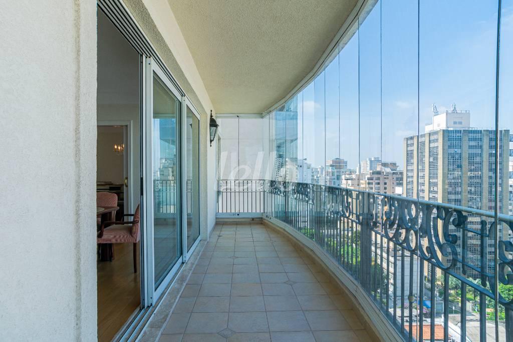 VARANDA de Apartamento à venda, Padrão com 204 m², 3 quartos e 4 vagas em Cerqueira César - São Paulo